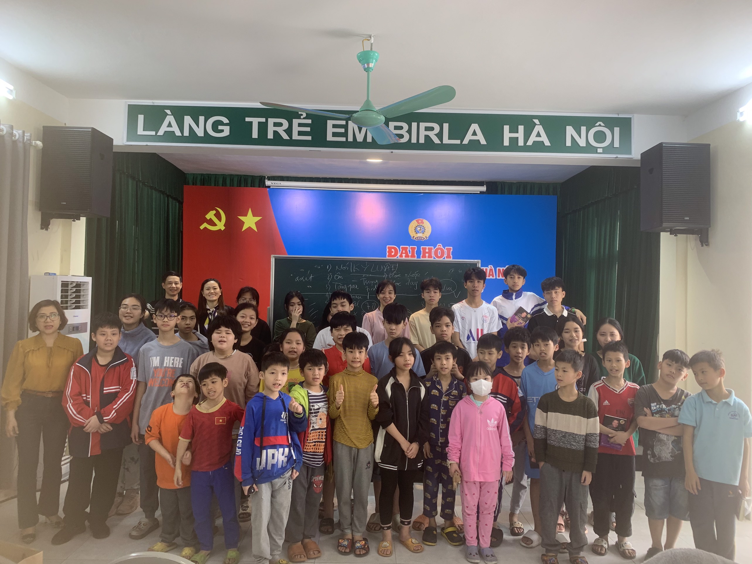 Chương trình kích hoạt trí thông minh cảm xúc EQ và tặng sách trẻ em mồ côi làng Birla